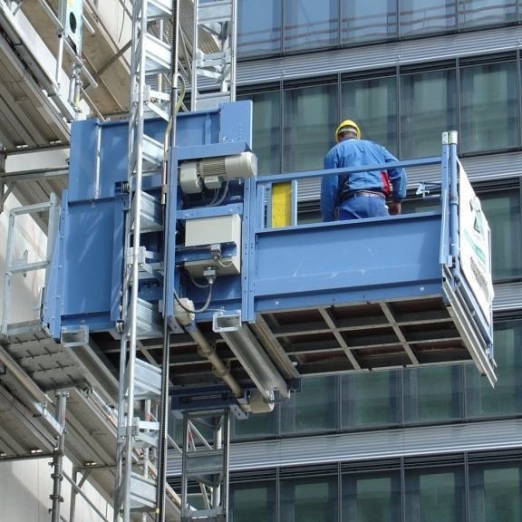 نحوه نصب بالابر و استفاده ایمن و پایدار از آن در محیط‌ های صنعتی و ساختمانی